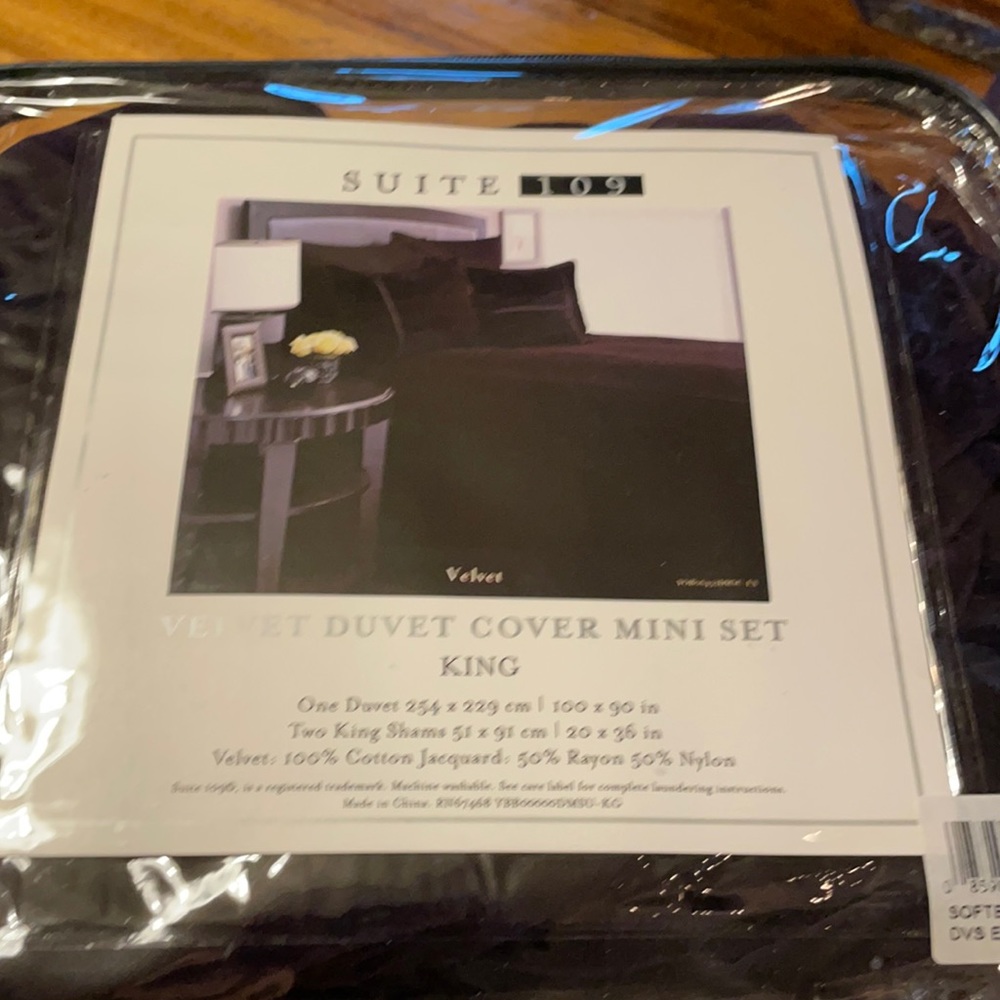 Soft velvet duvet in deep purple